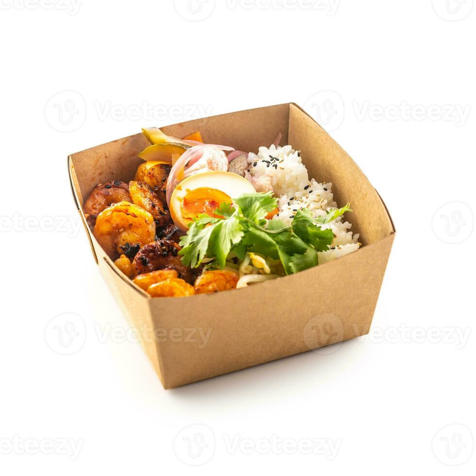 giapponese asiatico pasto nel un' scatola di riciclato carta isolato su bianca sfondo. foto