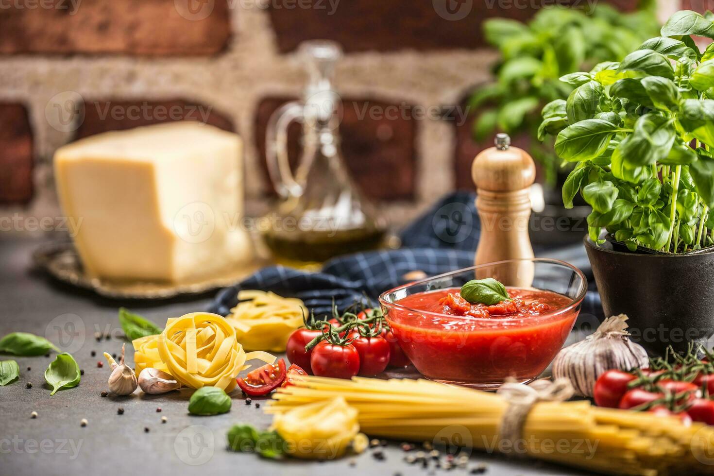 pomodoro purea, spaghetti basilico, parmigiano su il tavolo, ingredienti di italiano cucina foto