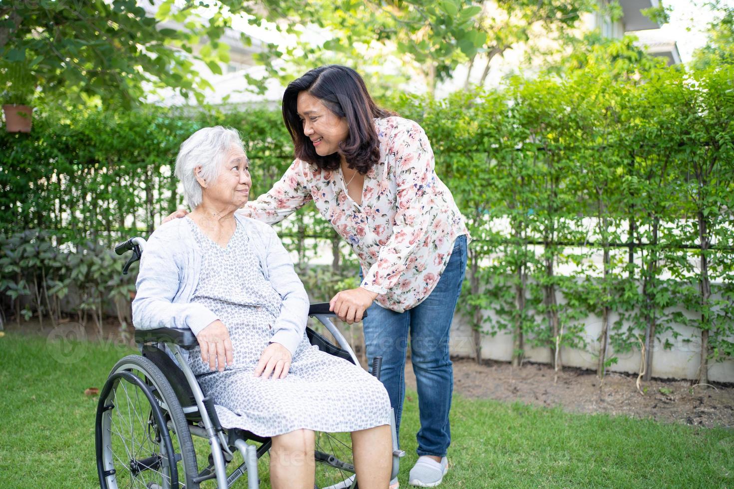 asiatico anziano o anziana signora anziana paziente su sedia a rotelle nel parco, sano concetto medico forte. foto