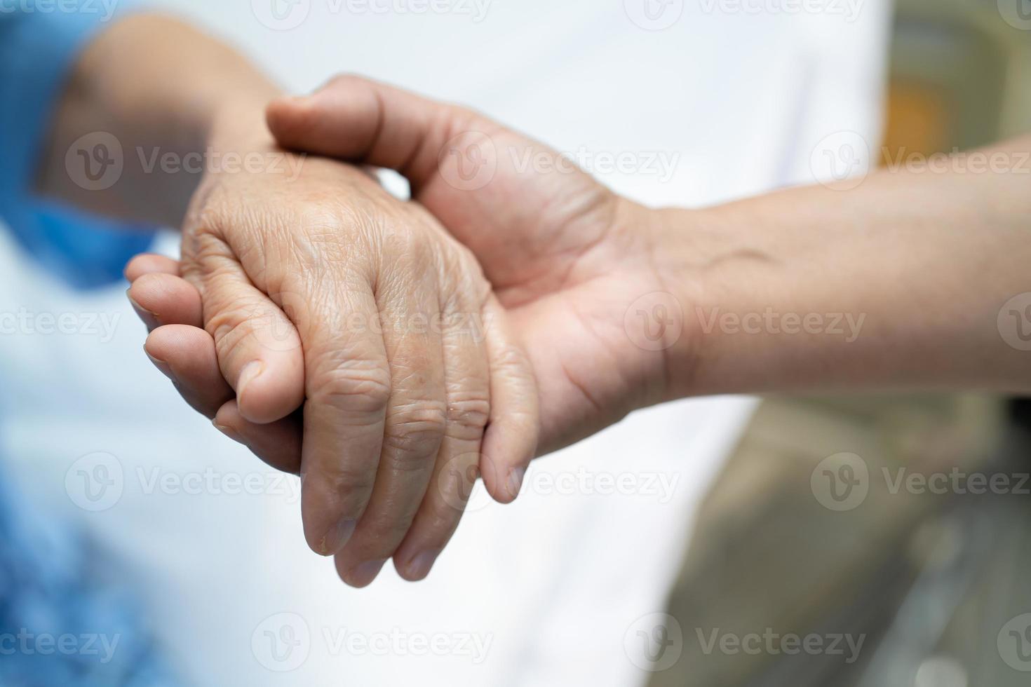 tenendosi per mano asiatica anziana o anziana signora anziana paziente con amore, cura, incoraggiamento ed empatia nel reparto ospedaliero di cura, concetto medico sano e forte foto