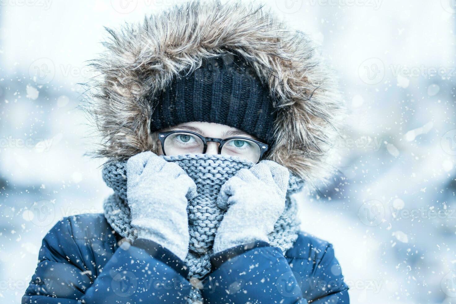 inverno nevoso ritratto di giovane ragazza nel caldo capi di abbigliamento foto