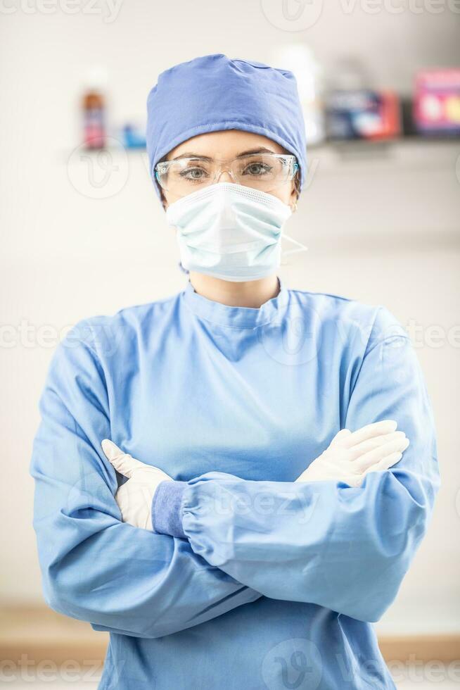 ritratto di femmina medico nel speciale chirurgico sterile protettivo capi di abbigliamento foto