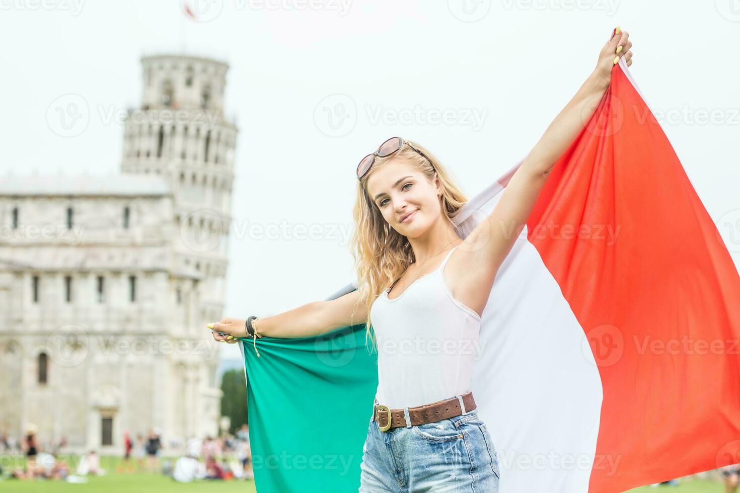 giovane adolescente ragazza viaggiatore con italiano bandiera prima il storico Torre nel cittadina pisa - Italia foto
