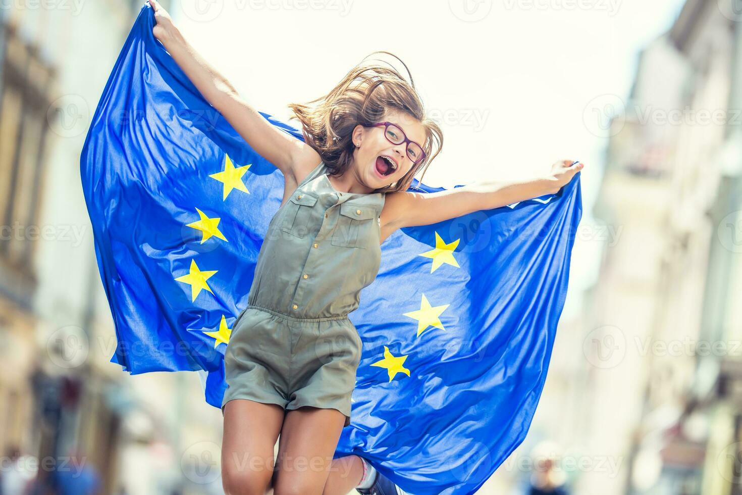 carino contento giovane ragazza con il bandiera di il europeo unione foto