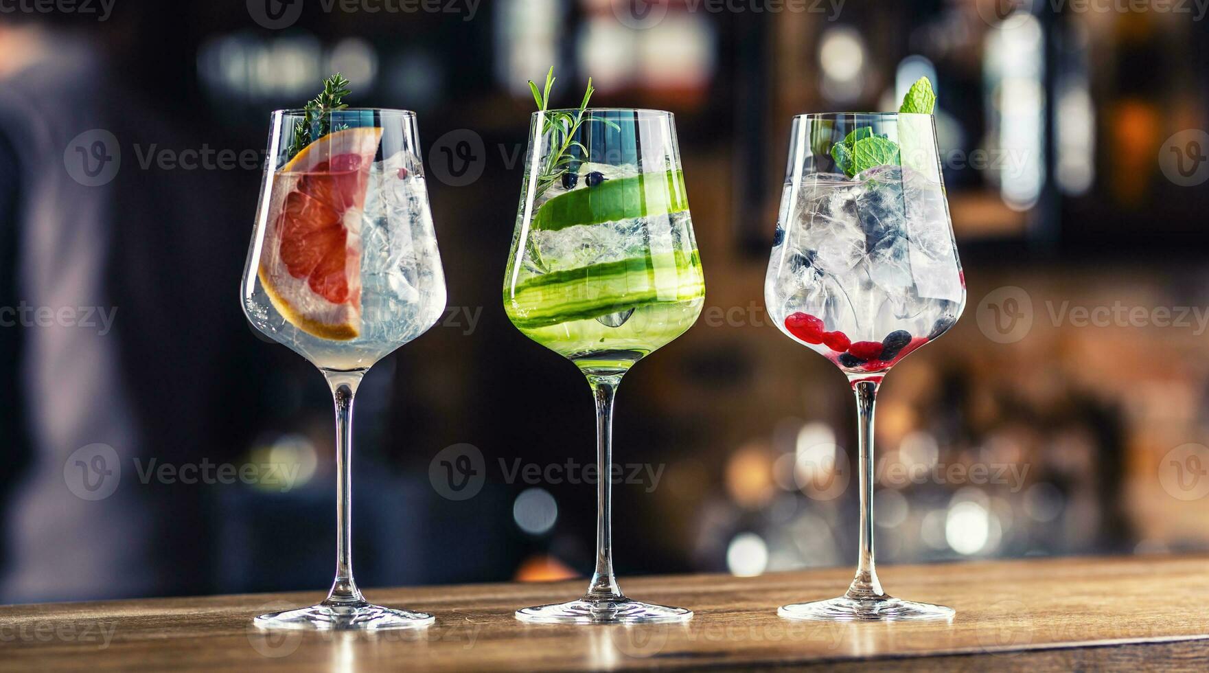 Gin Tonico cocktail nel vino bicchieri su bar contatore nel cucciolo o ristorante foto