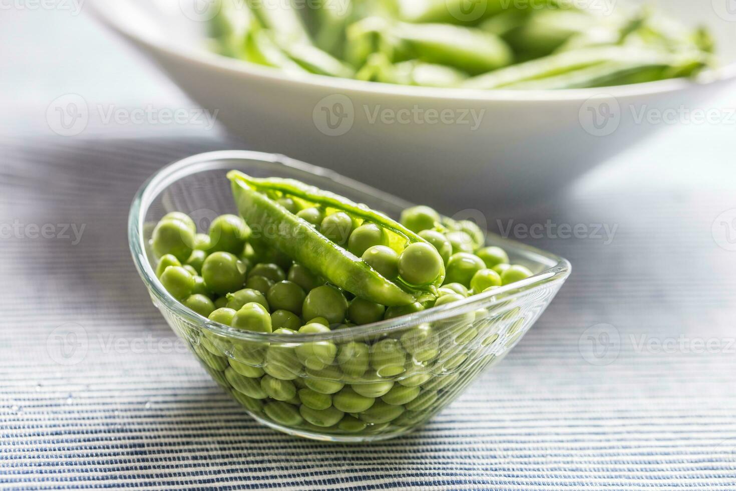 fresco verde pisello semi nel ciotola su cucina tavolo foto