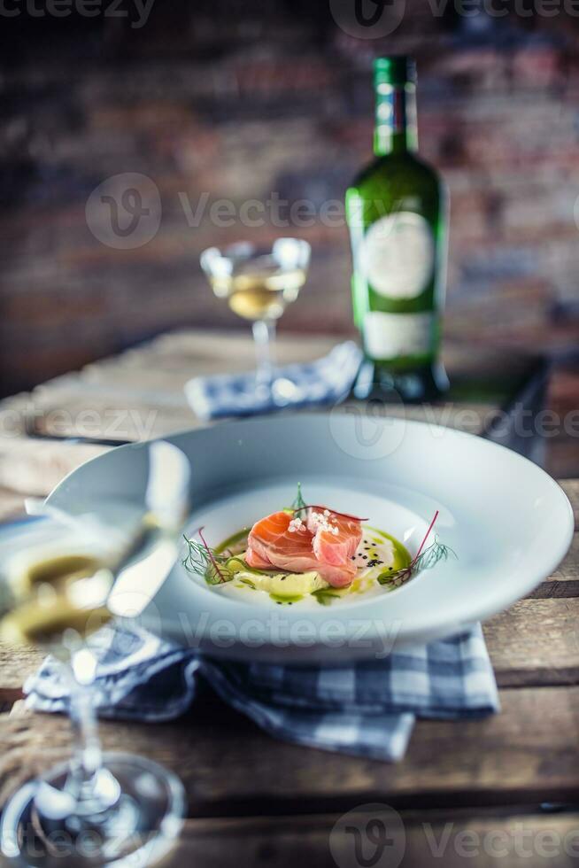 marinato salmone con crema cetriolo e aneto. foto