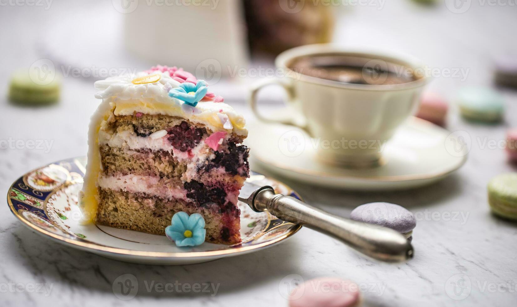 torta a partire dal marzapane fiori amaretti e nero caffè. foto