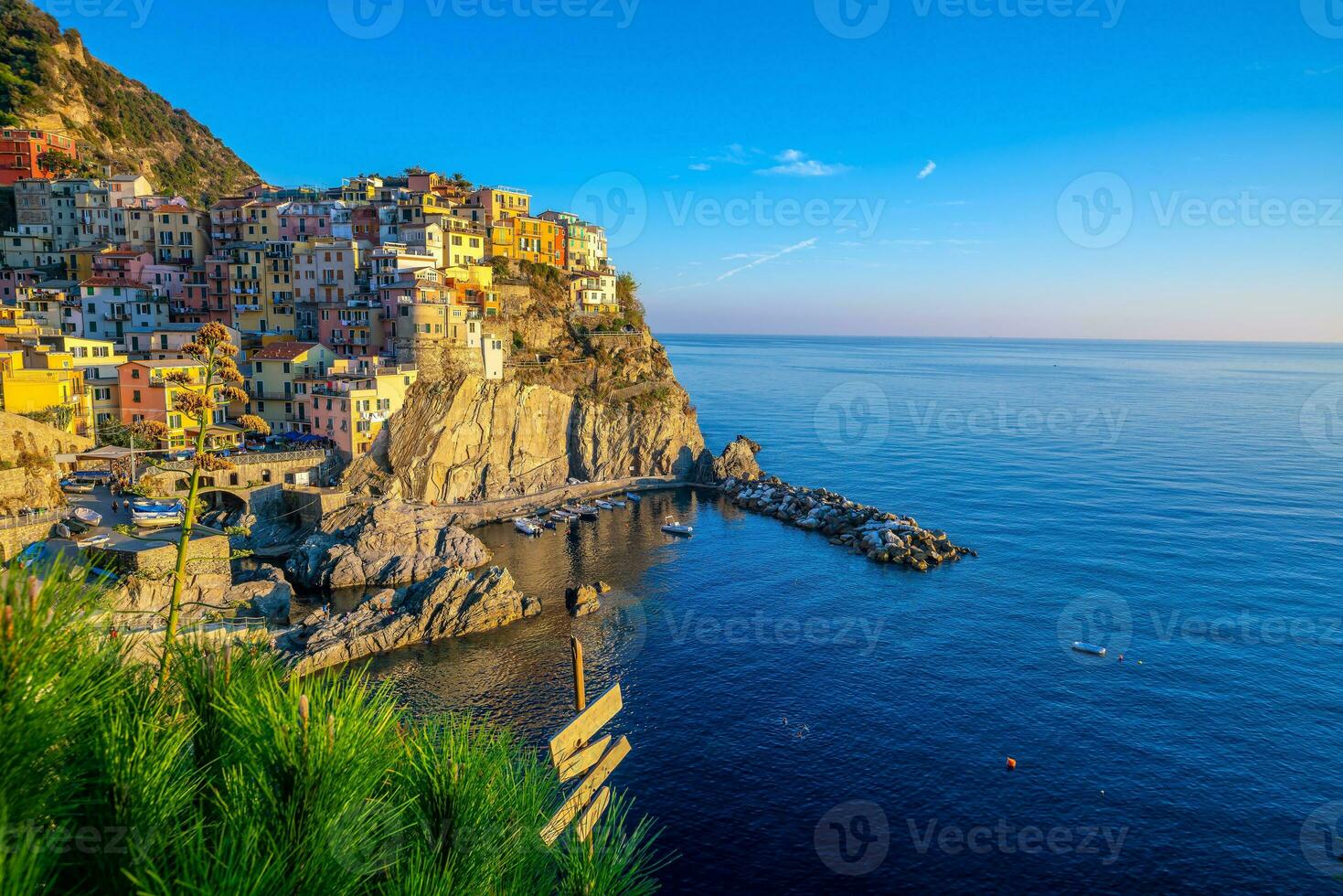 colorato paesaggio urbano di edifici al di sopra di mediterraneo mare, Europa, cinque terre nel Italia foto