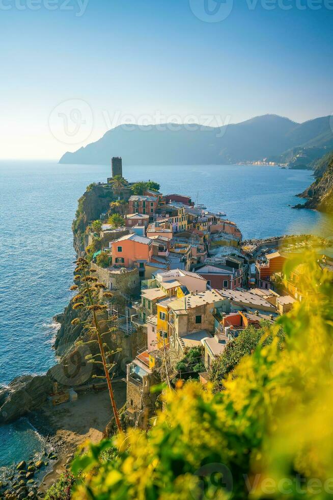 colorato paesaggio urbano di edifici al di sopra di mediterraneo mare, Europa, cinque terre nel Italia foto