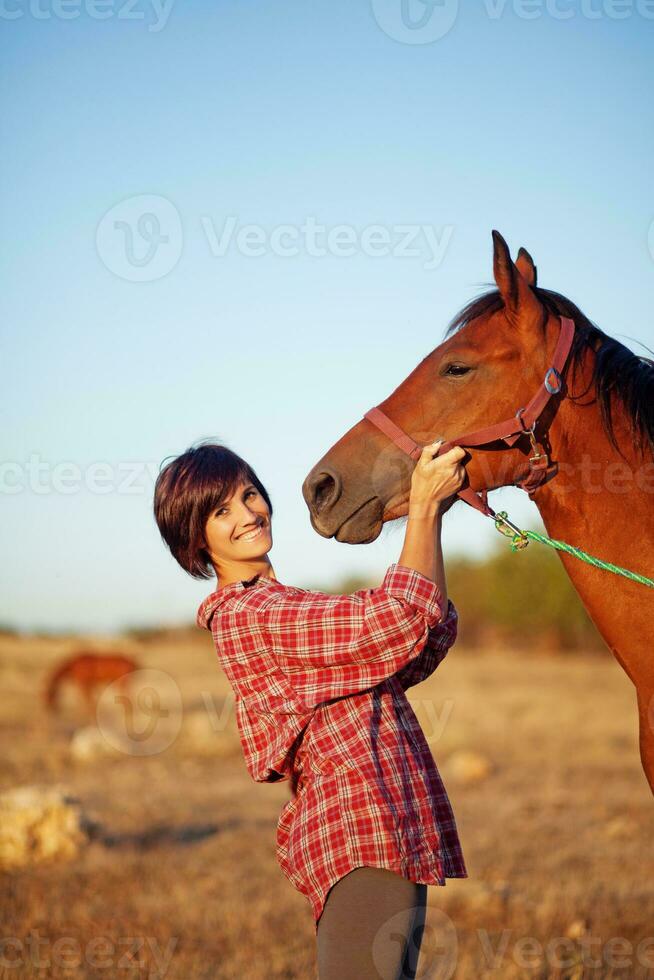 bellissimo donna con cavallo foto
