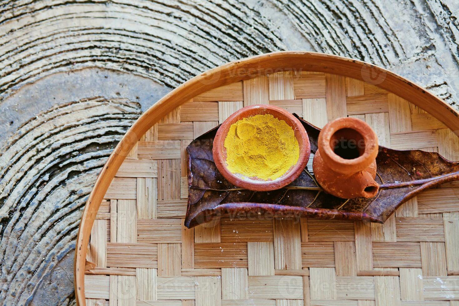 un' di legno vassoio con Due piccolo ciotole e un' giallo liquido 27608296  Stock Photo su Vecteezy