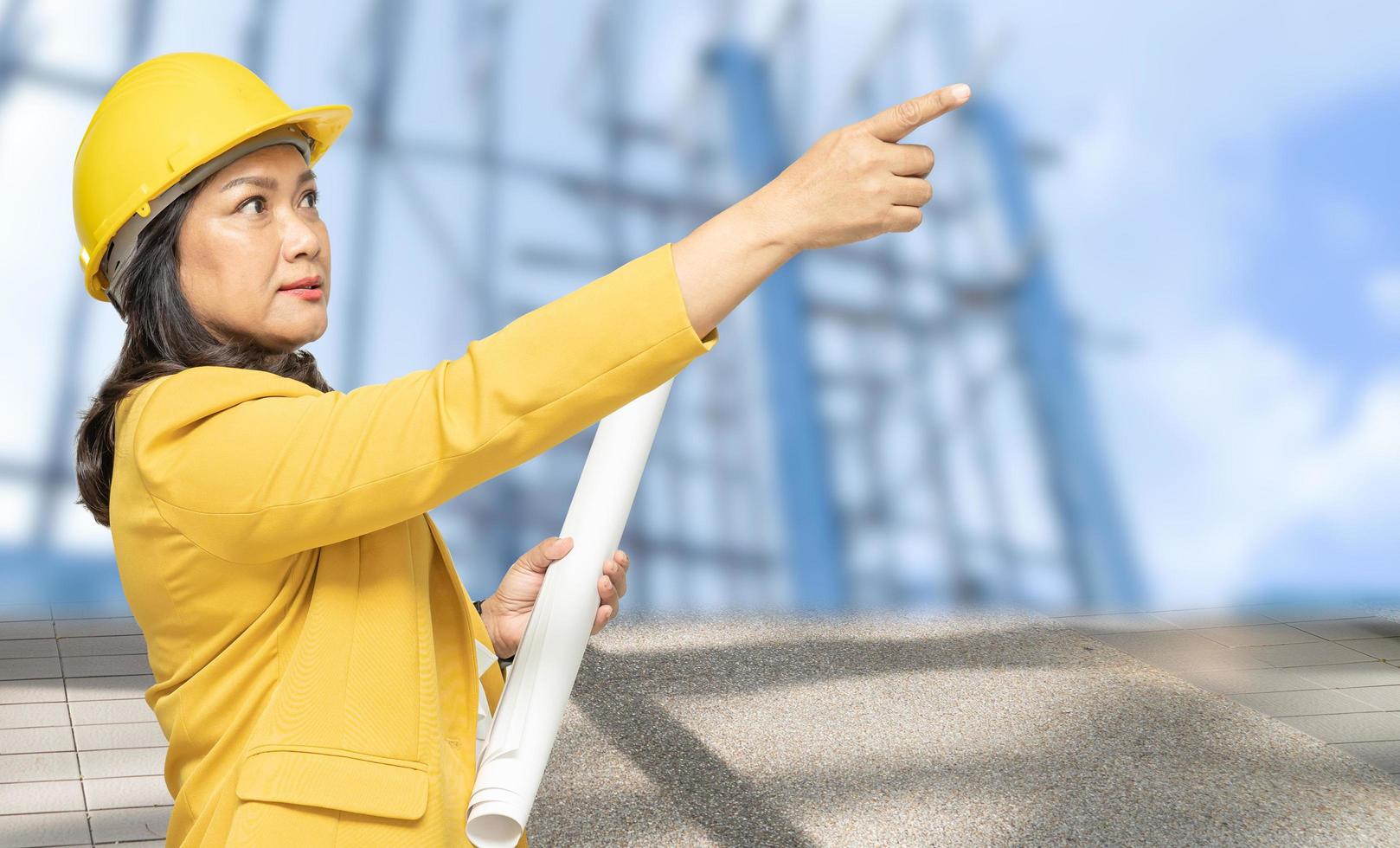 architetto o ingegnere che lavora contabilità del progetto e casco da costruzione in ufficio, concetto di conto di costruzione. foto