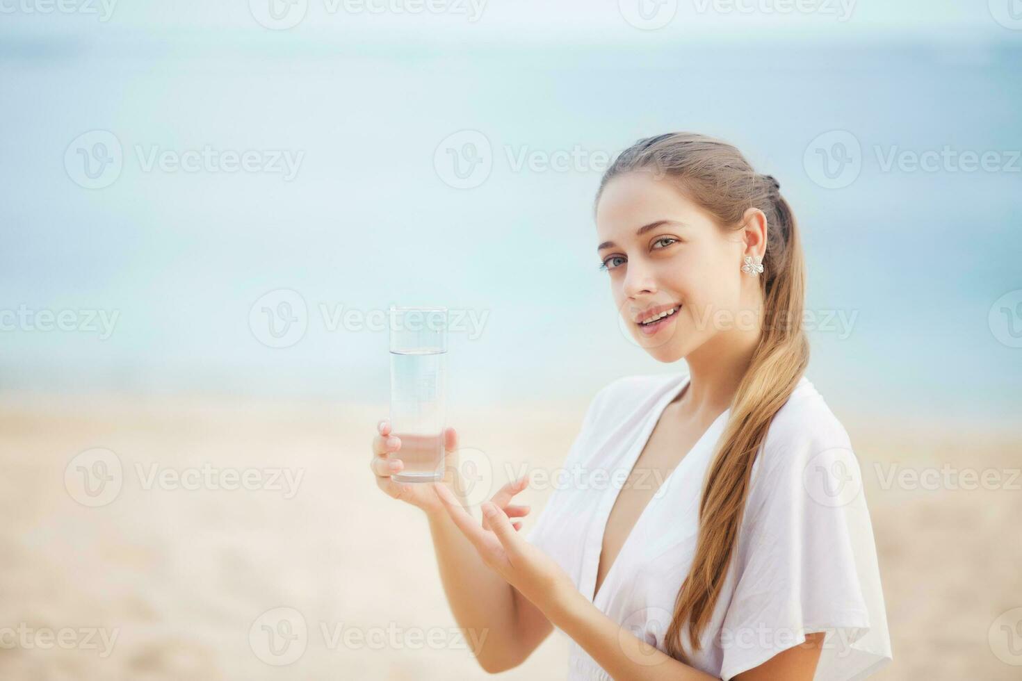 donna sulla spiaggia foto