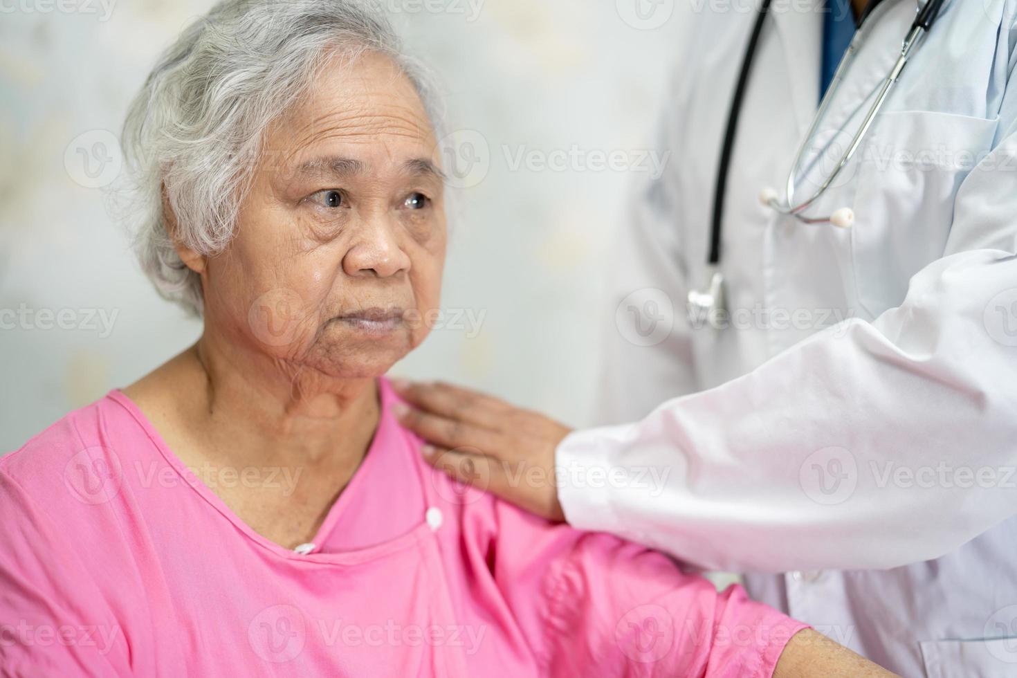 medico fisioterapista infermiere asiatico che tocca paziente donna anziana o anziana asiatica anziana con amore, cura, aiuto, incoraggiamento ed empatia nel reparto ospedaliero di cura, concetto medico sano e forte. foto