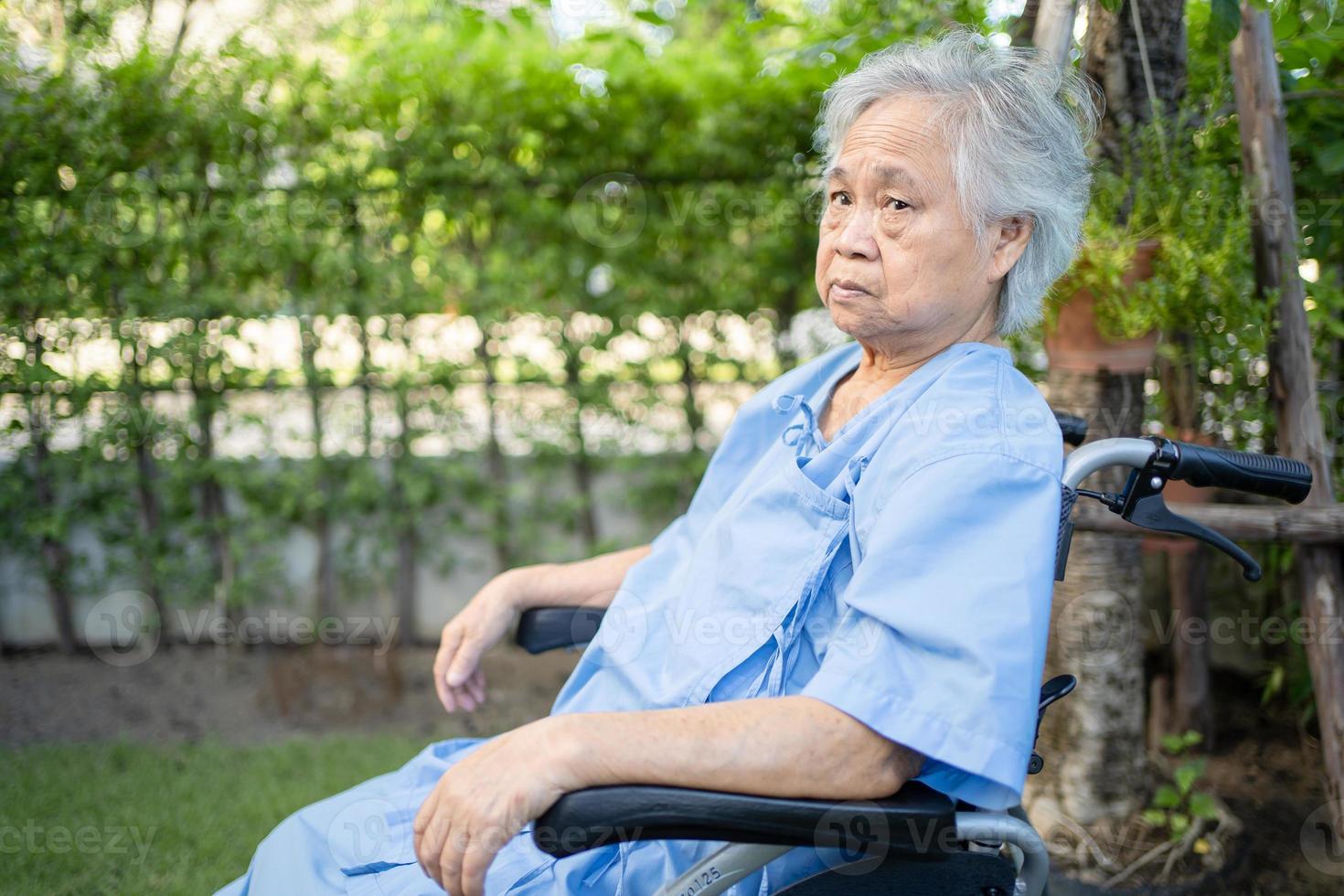 asiatico anziano o anziana signora anziana paziente su sedia a rotelle nel parco, sano concetto medico forte. foto