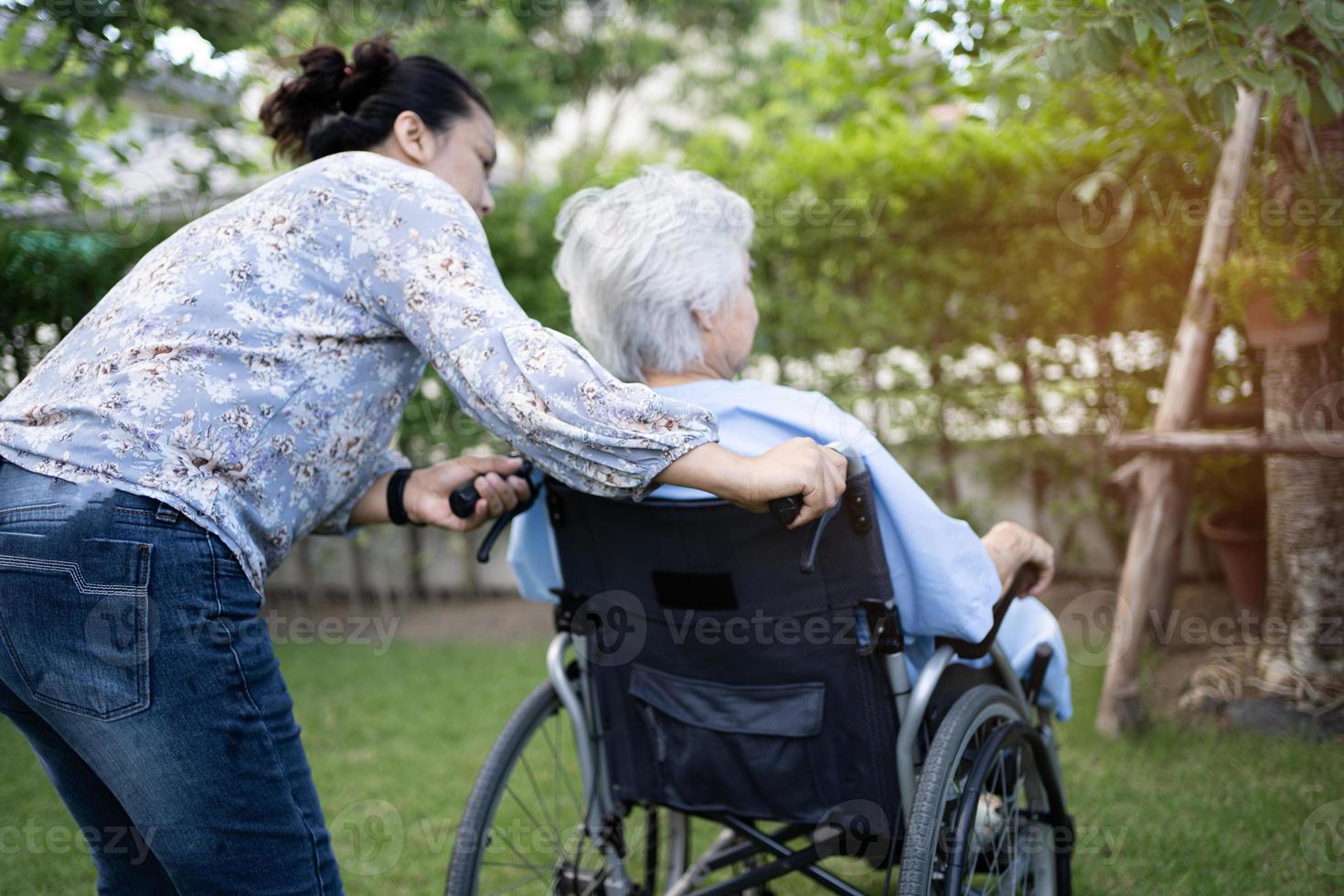 medico aiuto e cura asiatico anziano o anziana signora anziana paziente seduta su sedia a rotelle al parco nel reparto ospedaliero di cura, concetto medico sano e forte. foto