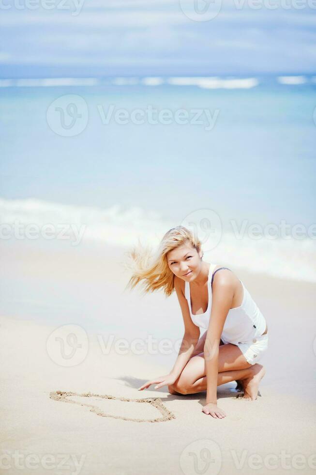 donna sulla spiaggia foto