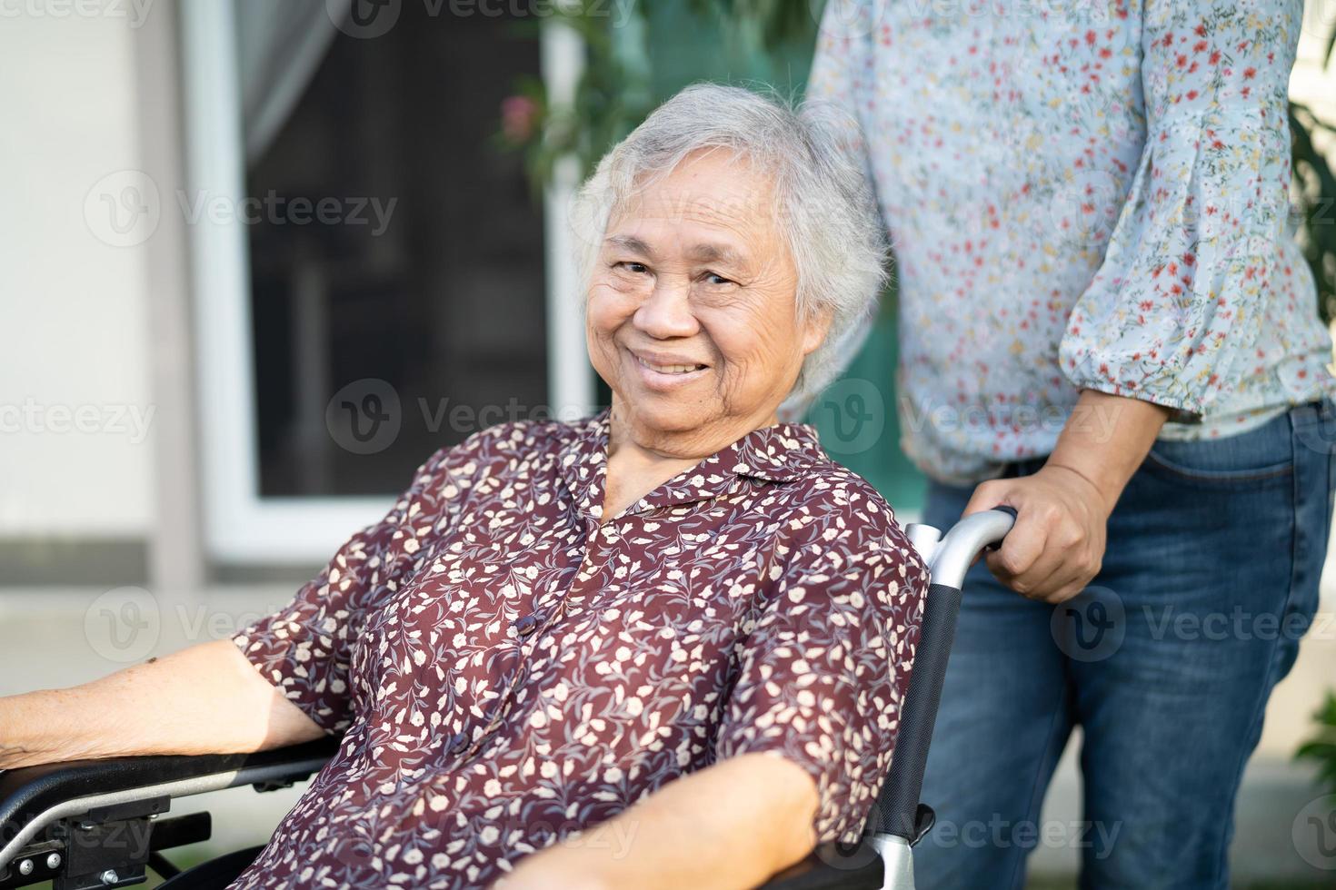 aiutare e prendersi cura di una donna anziana o anziana asiatica paziente seduta su una sedia a rotelle a casa, concetto medico sano e forte. foto