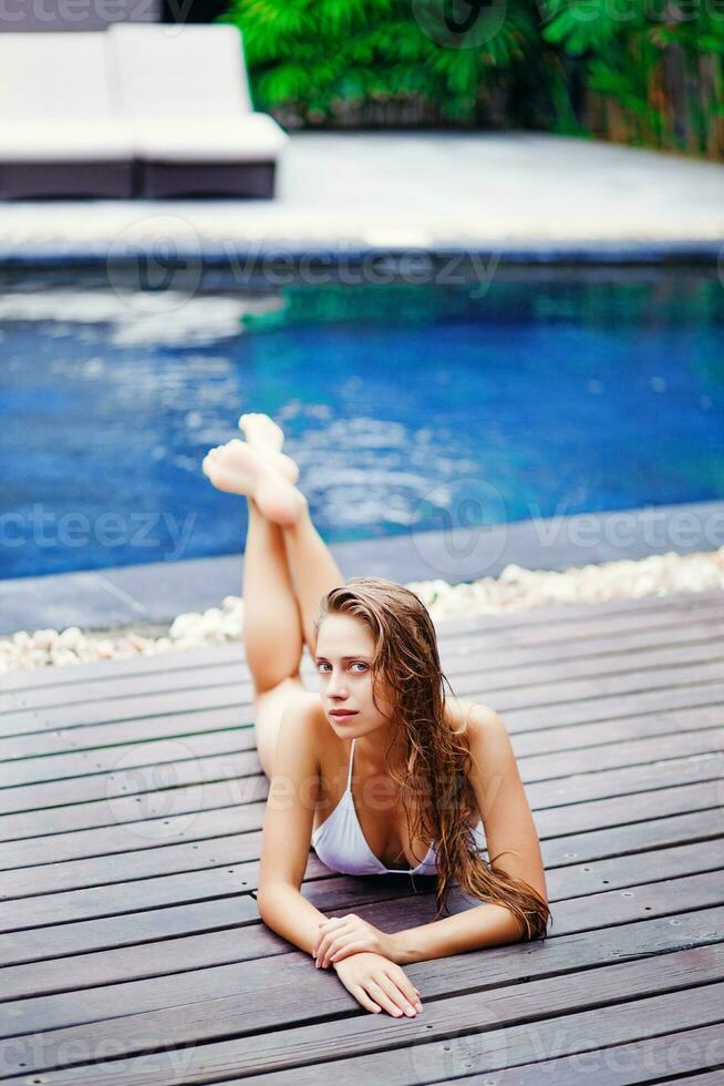 bellissimo donna di il piscina foto