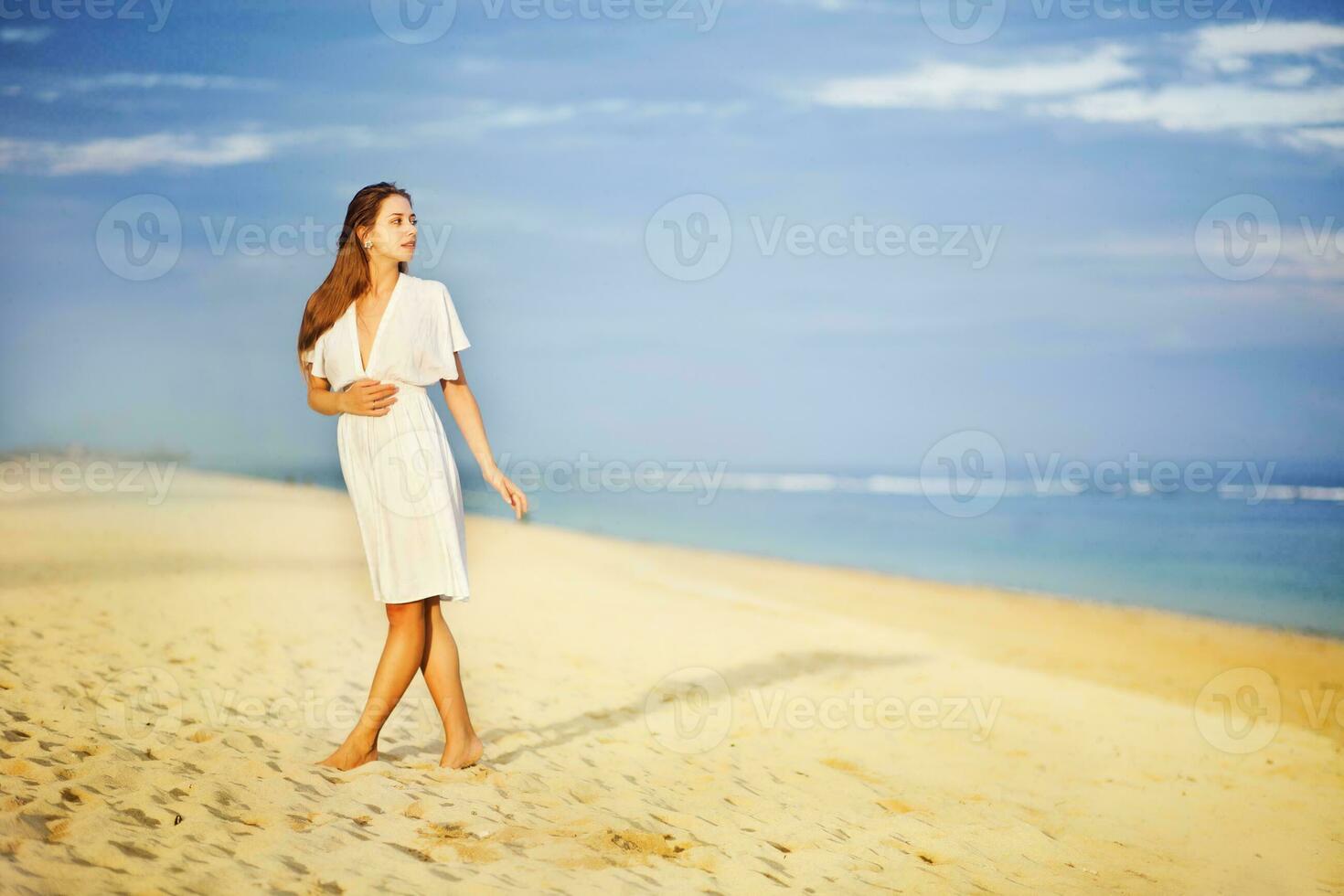 donna sulla spiaggia foto