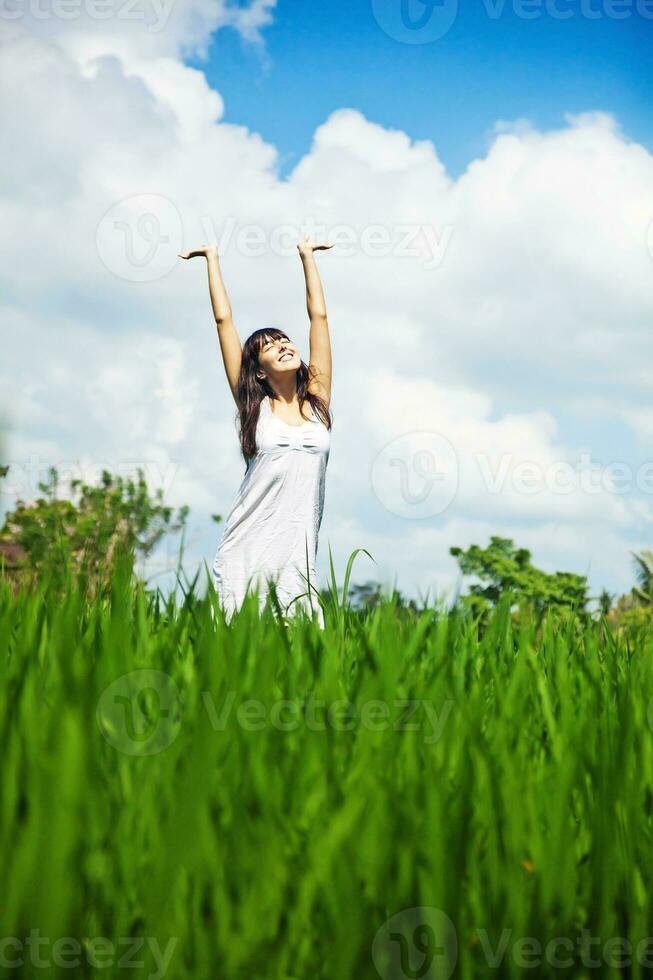 donna nel un' verde campo foto