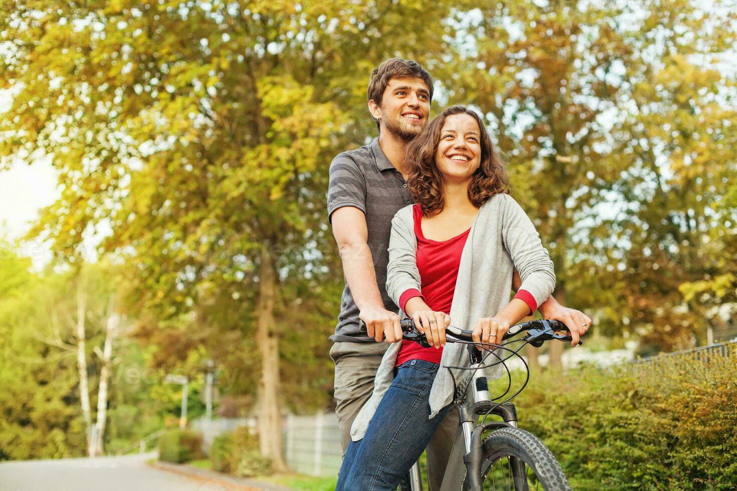 un' uomo e donna siamo equitazione un' bicicletta insieme foto