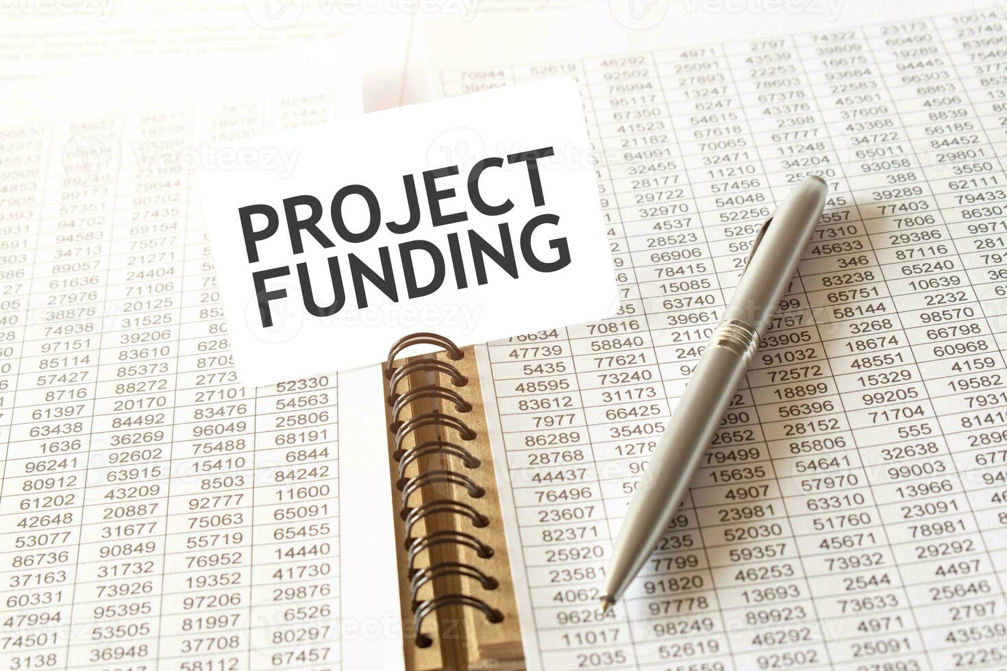 testo progetto finanziamento su carta carta, penna, finanziario documentazione su tavolo foto