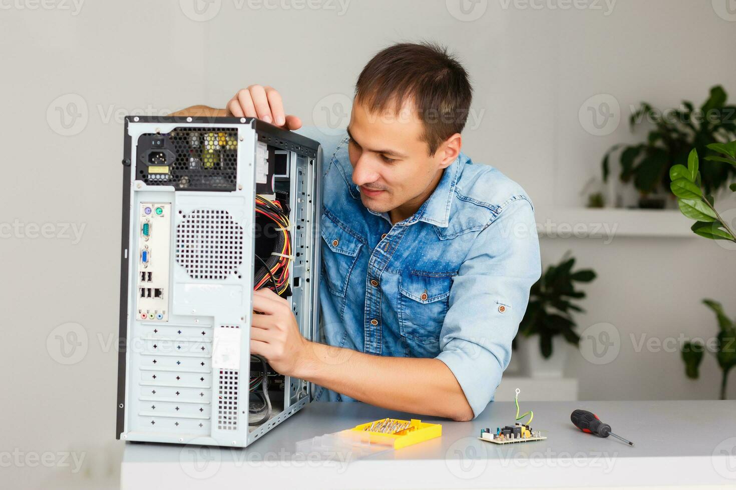 computer ingegnere Lavorando su rotto consolle nel il suo ufficio foto