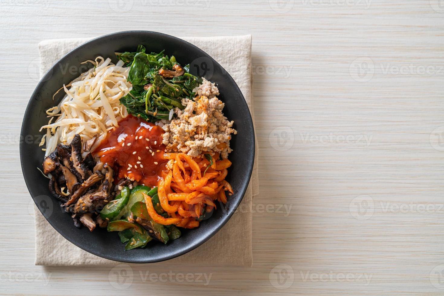insalata piccante coreana con riso - cibo tradizionalmente coreano, bibimbap foto