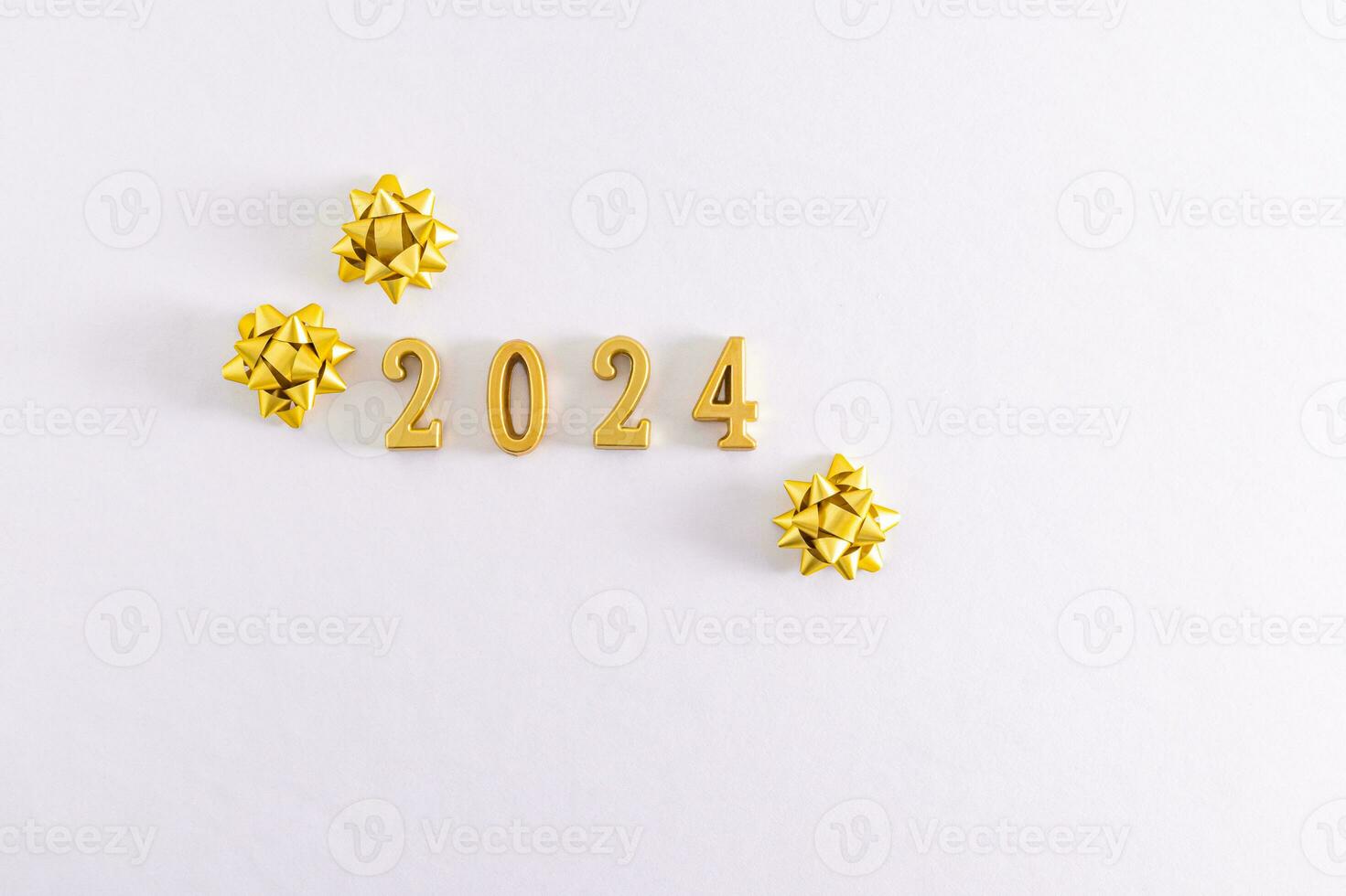 2024 contento nuovo anno. realistico d'oro metallo numero oro metallico cartello . celebrare festa 2024. Natale manifesto, striscione, copertina carta, disposizione design. foto