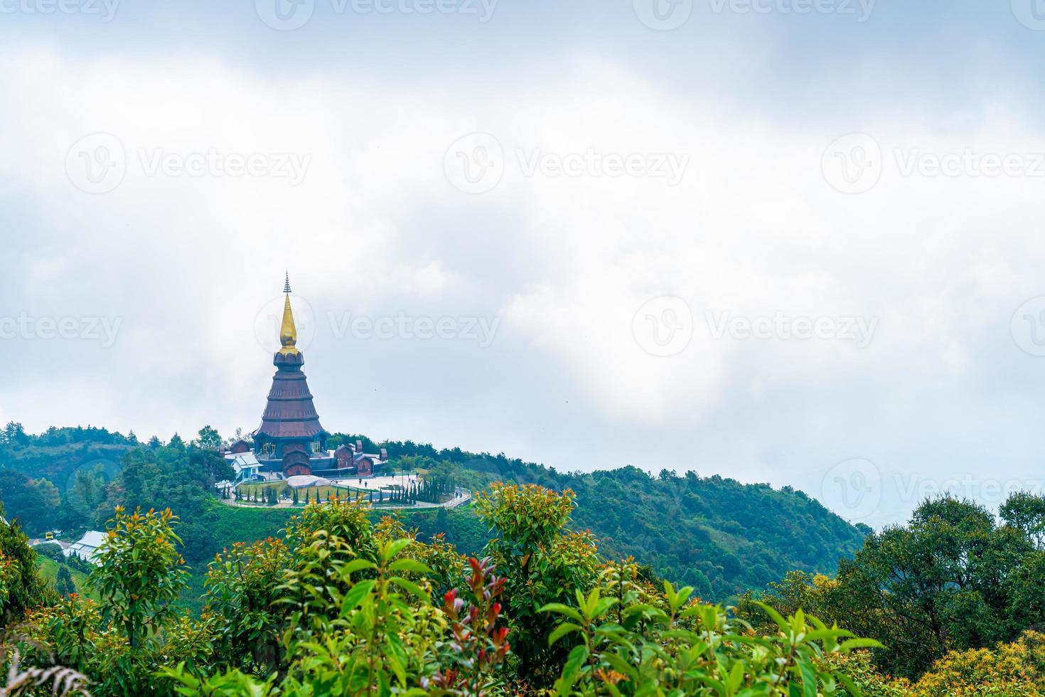 pagoda del punto di riferimento nel parco nazionale di doi inthanon a chiang mai, tailandia. foto