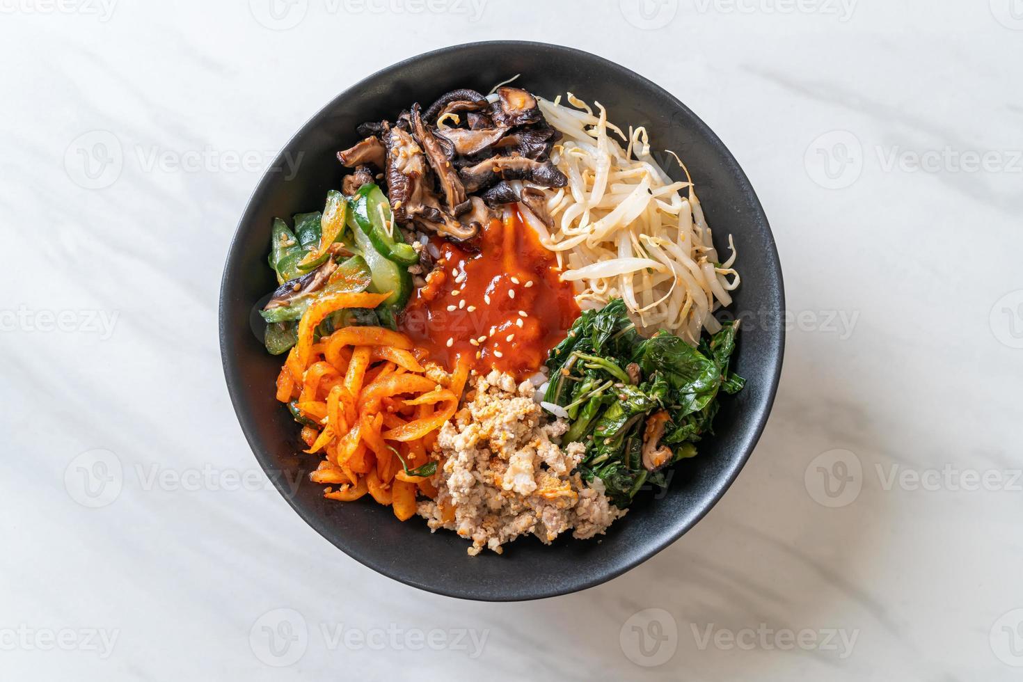 insalata piccante coreana con riso - cibo tradizionalmente coreano, bibimbap foto