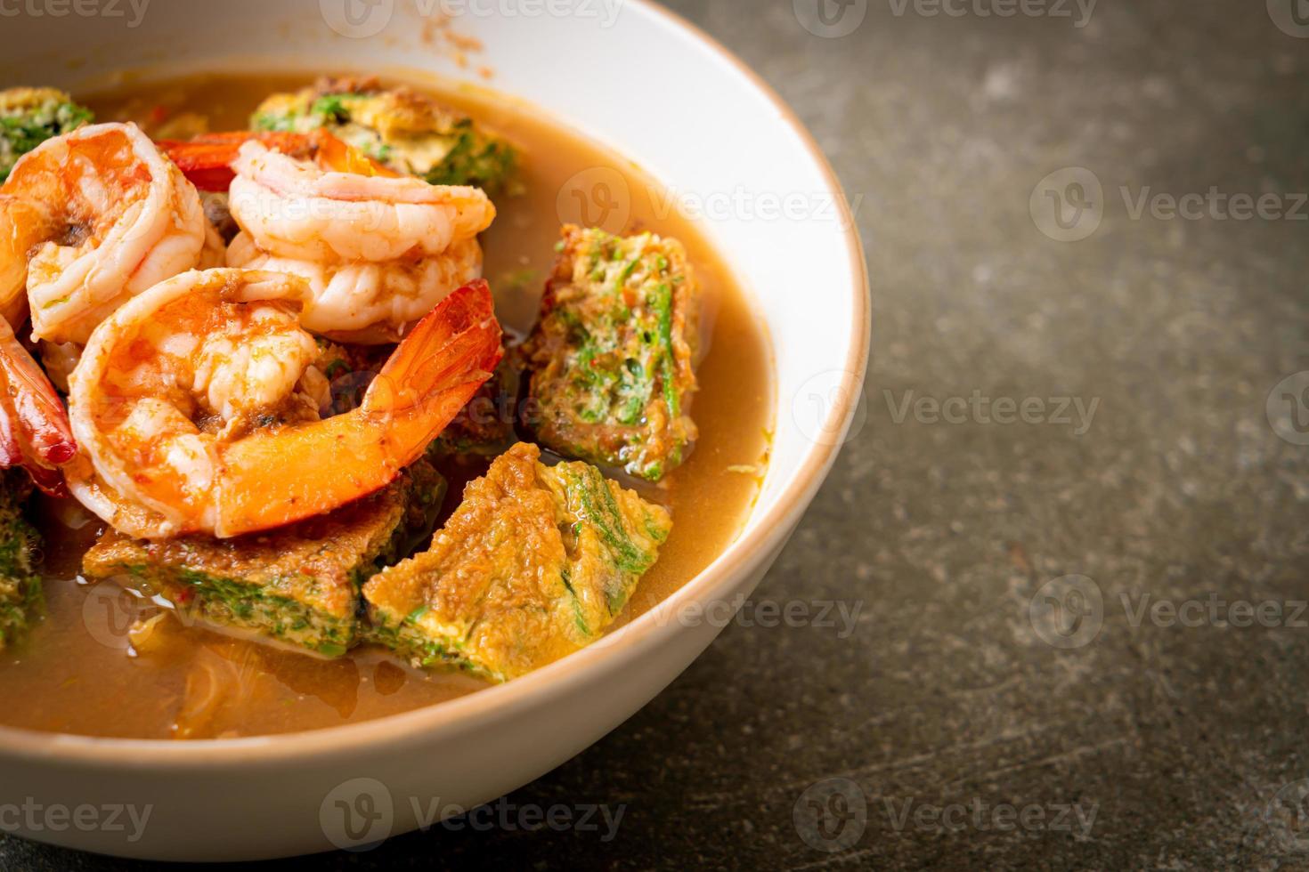 zuppa acida di pasta di tamarindo con gamberi e frittata di verdure foto