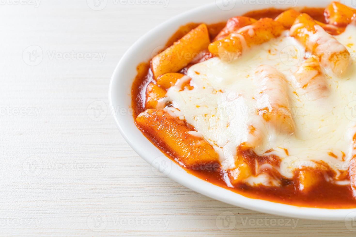 torta di riso coreana in salsa coreana piccante con formaggio, tokpokki al formaggio, tteokbokki con formaggio foto