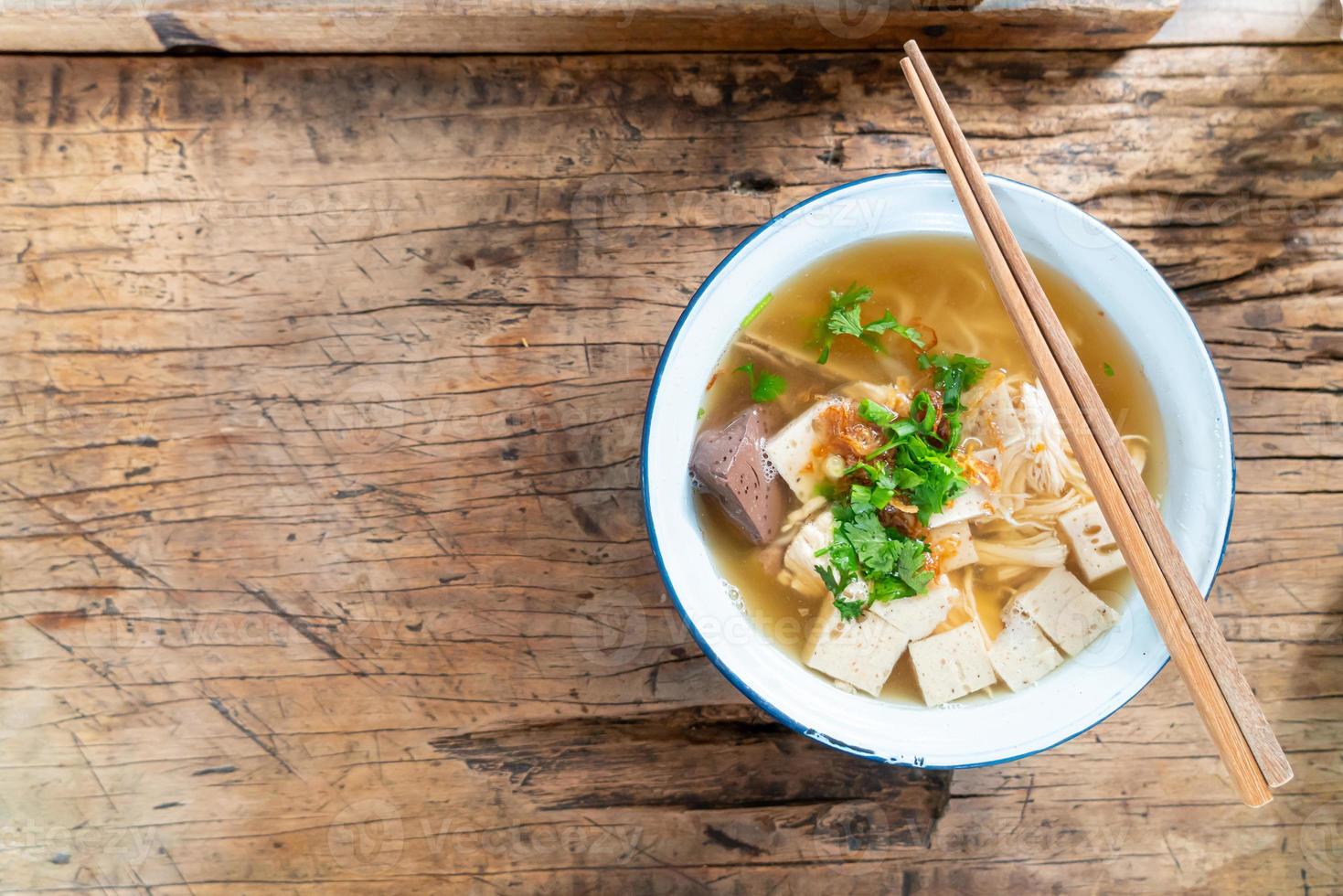 zuppa di noodle di riso vietnamita con maiale e pollo foto