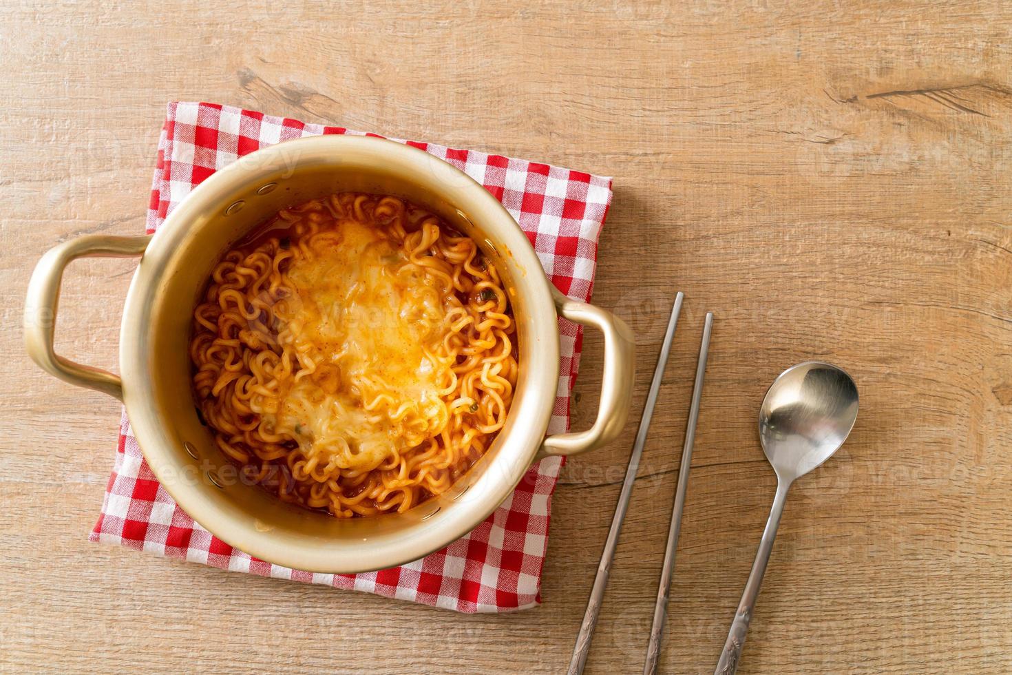 noodle istantanei piccanti coreani con formaggio foto