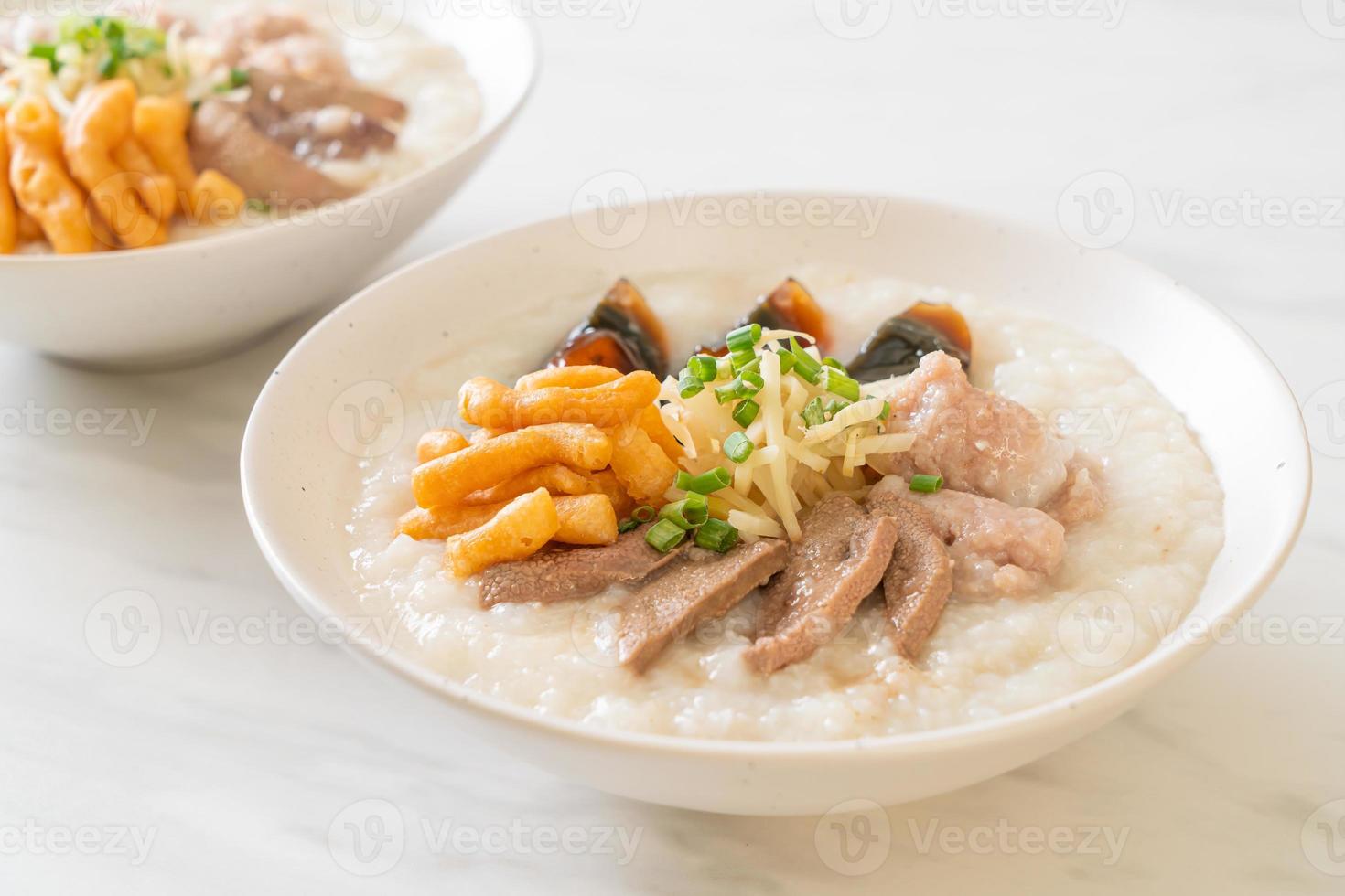 congee di maiale o porridge con maiale foto