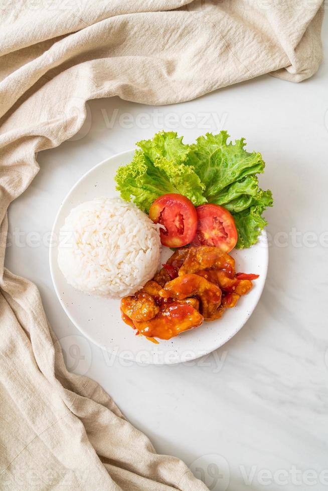 pesce fritto condito da salsa chili 3 gusti con riso foto