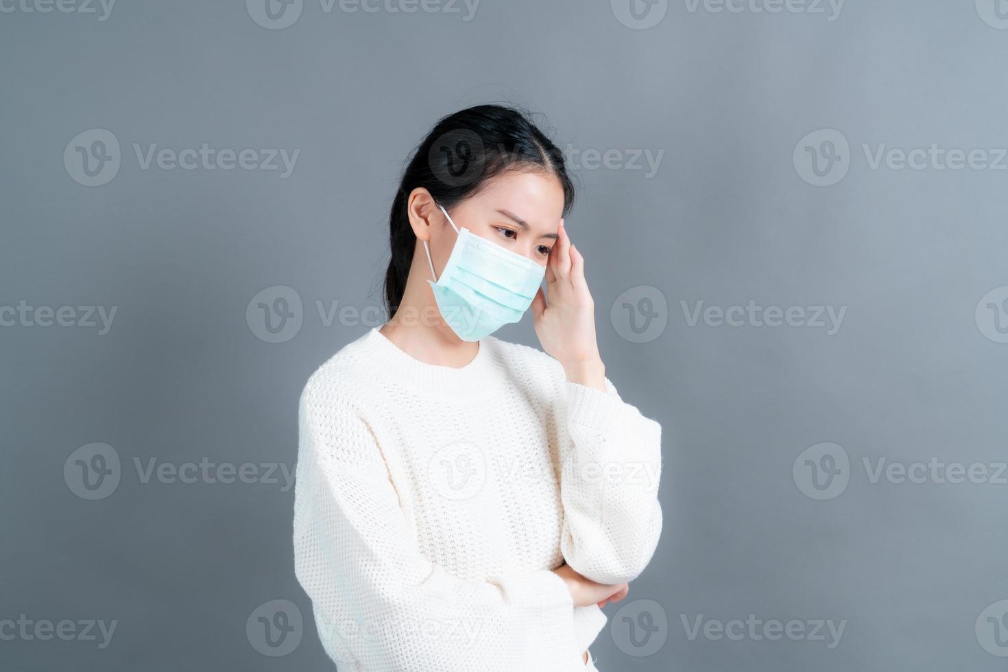 la donna asiatica che indossa una maschera medica protegge la polvere del filtro pm2.5 antinquinamento, anti-smog e covid-19 foto