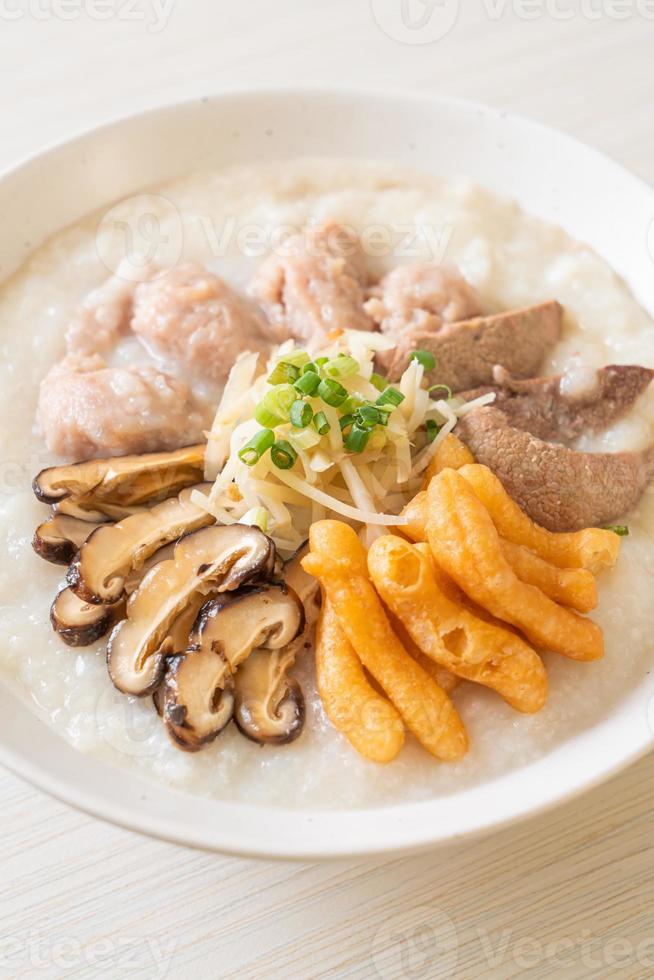 congee di maiale o porridge con maiale foto