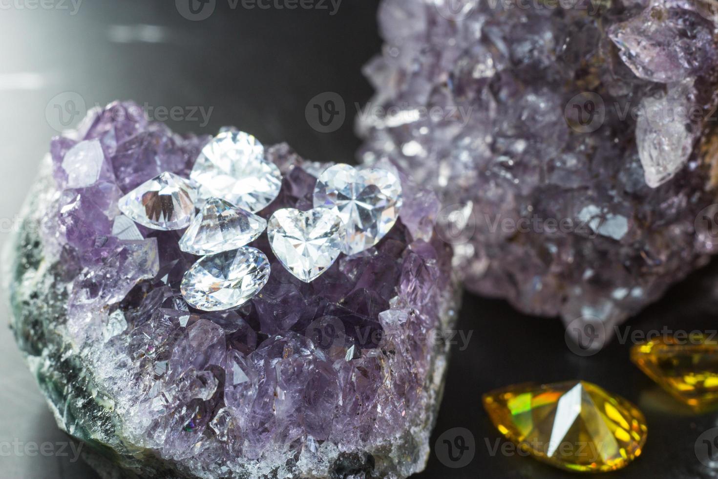 gemma di zaffiro viola naturale, gioielli di pietre preziose di ametista viola foto