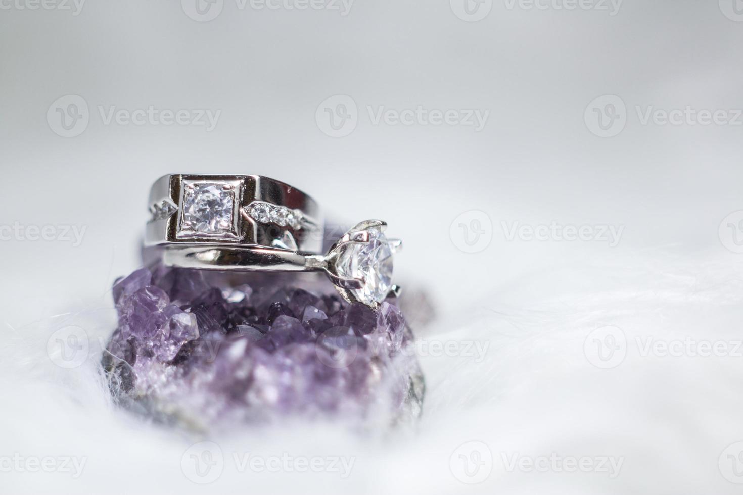 primo piano dell'anello di fidanzamento con diamante. amore e concetto di matrimonio. foto