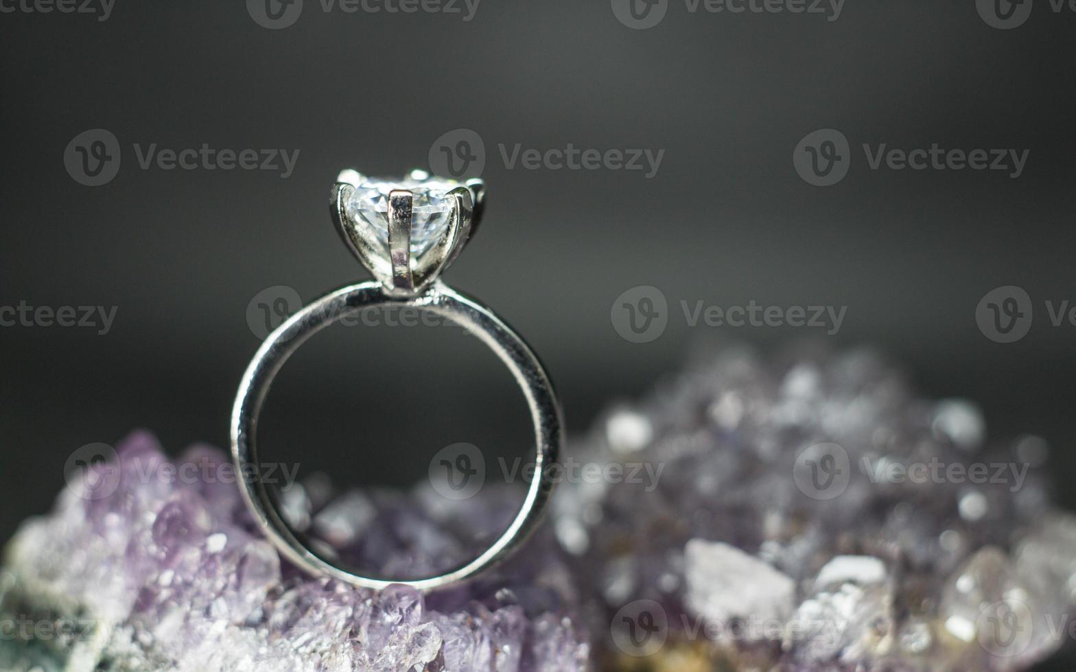 primo piano dell'anello di fidanzamento con diamante. amore e concetto di matrimonio foto