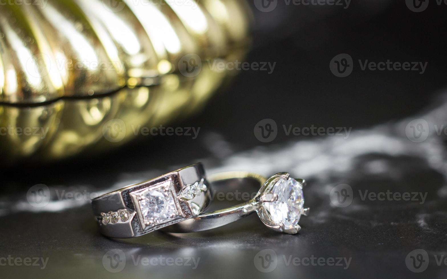 primo piano dell'anello di fidanzamento con diamante. amore e concetto di matrimonio foto