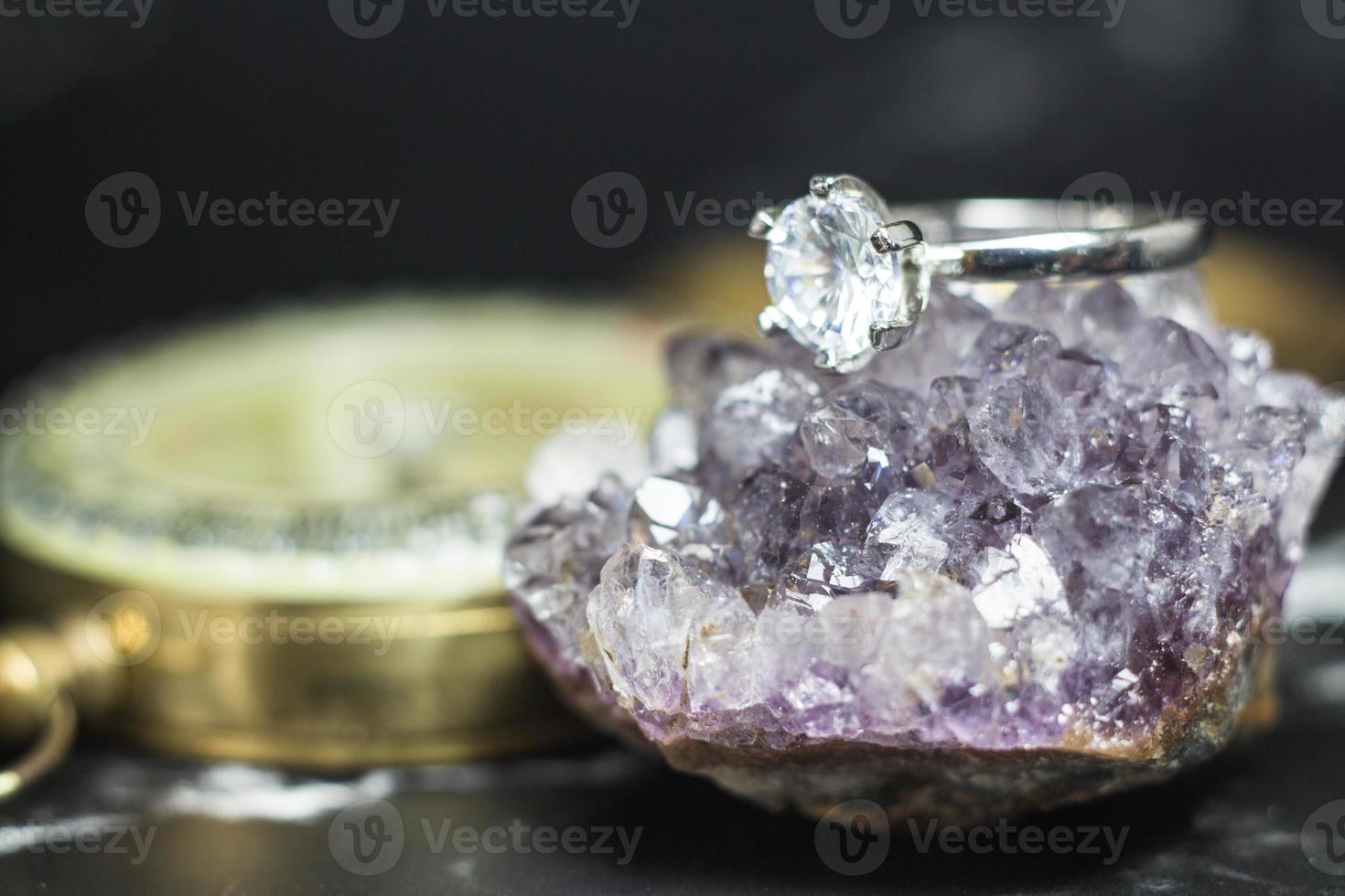 primo piano dell'anello di fidanzamento con diamante. amore e concetto di matrimonio foto