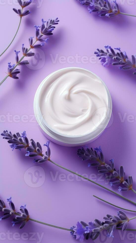 naturale lavanda cosmetico crema. idratante con lavanda, viola ai sfondo foto