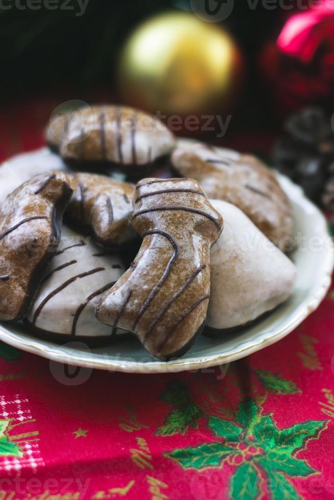 biscotti di panpepato sul tavolo, con decorazioni natalizie cibo festivo foto