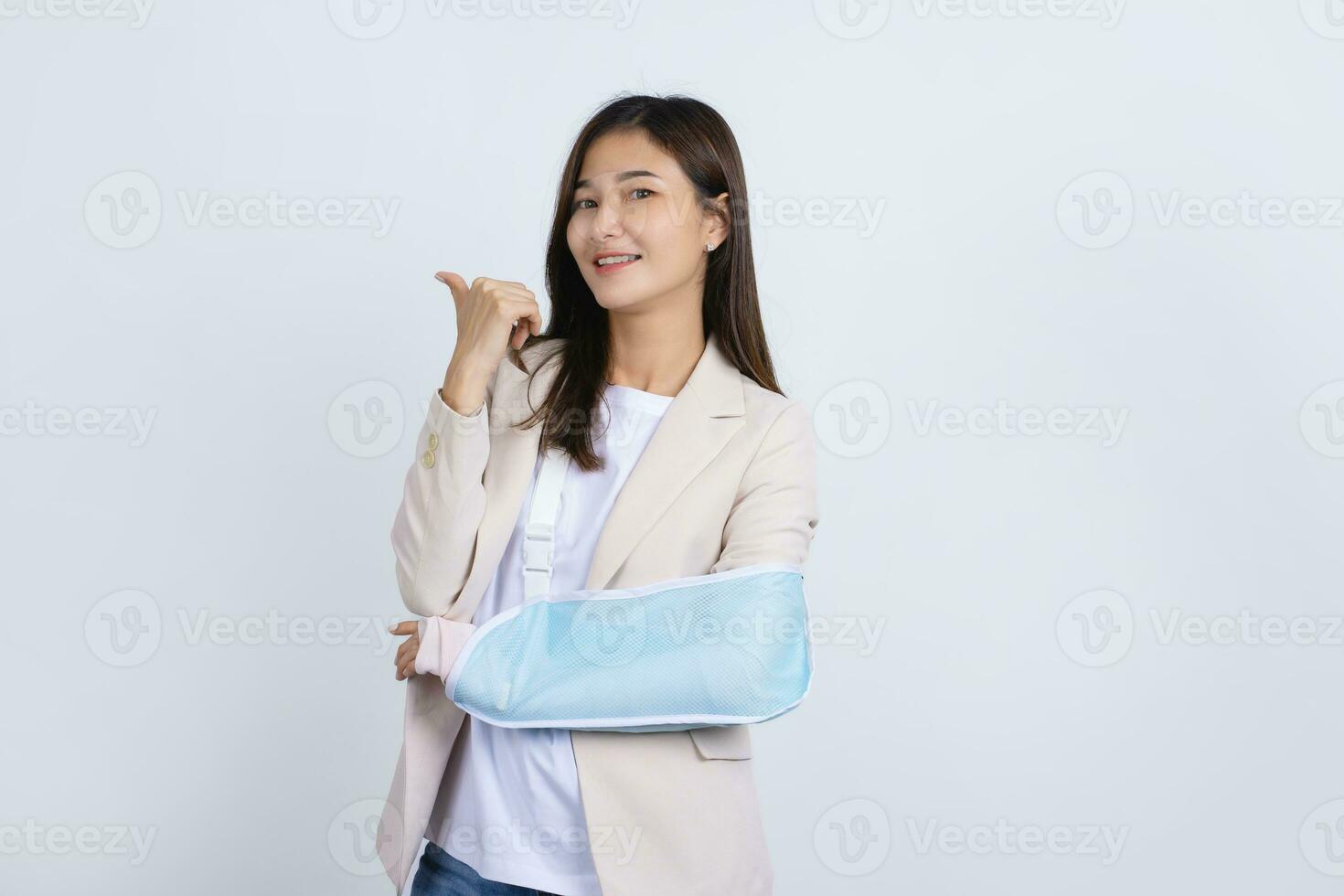 bellissimo asiatico ragazza con rotto braccio, lei è sorridente felicemente al di sopra di bianca sfondo, Salute concetto, incidente, assicurazione, vita assicurazione, Salute, ospedale foto