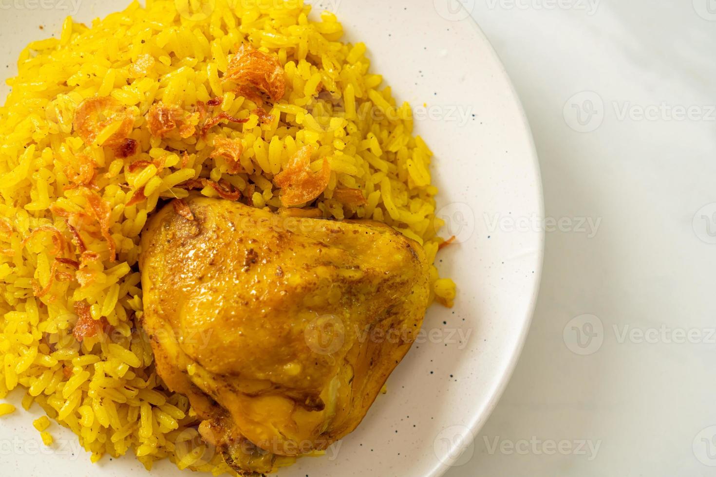 biryani di pollo o riso al curry e pollo - versione thai-musulmana del biryani indiano, con riso giallo profumato e pollo foto